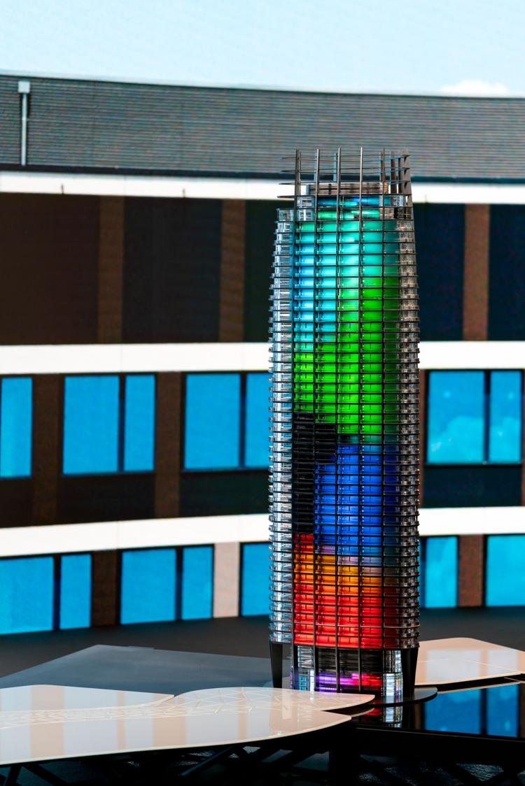 Model mrakodrapu farebne nasvieteny